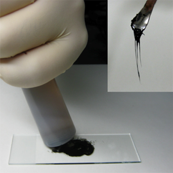 イオン液晶とCNTの混合の様子と得られたペースト状混合物：150℃で30分程度混ぜ合わせると、黒いペースト状の混合物が生成。CNTの混合比を5～10重量％程度まで増やしても混合物は流動性を保ち、室温でも液晶を形成。