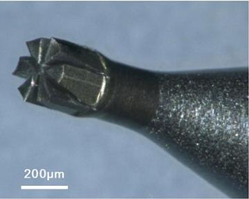 レーザーによって形態形成したcBN焼結体の6枚刃スクエアエンドミル(刃先直径0.3mm)