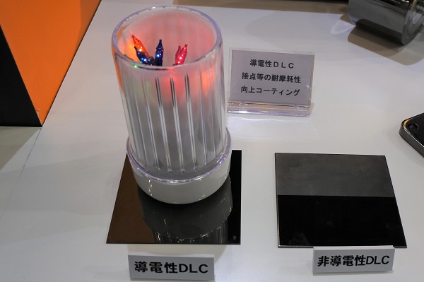「導電性DLC」では耐久性の高い電気接点を構成できるため、同DLCが成膜された鋼板の上に照明を載せると赤々と点灯し続ける