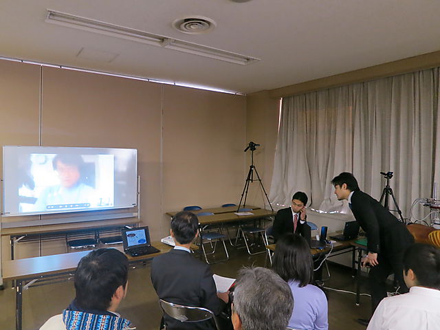 岩田准教授（右端）と実証実験の様子